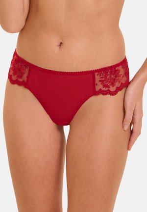 Simone Pérèle, SIMONE PÉRÈLE - Thong - opern-rot