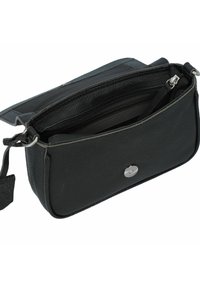 Pochette en cuir noir avec surface texturée, fermeture à pression argentée et bandoulière ajustable. Dispose d'une poche zippée intérieure et d'un design épuré.