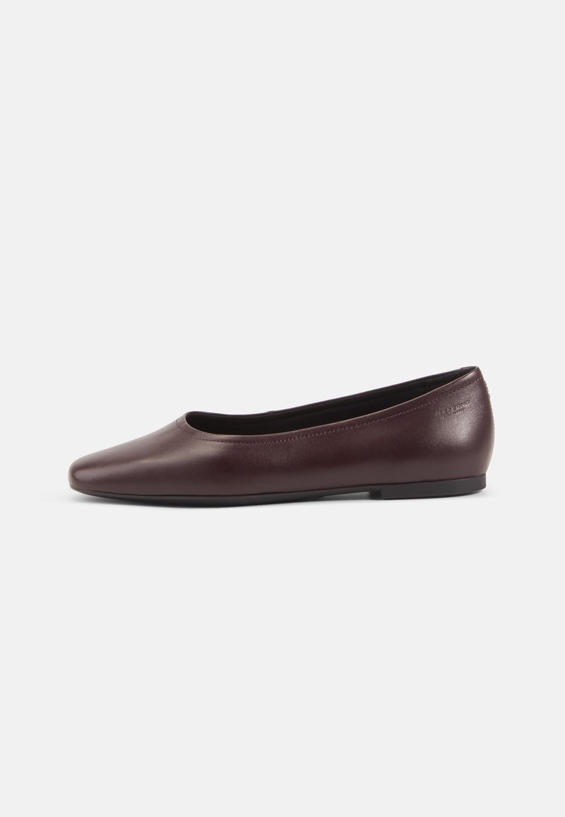 Ballerines en cuir bordeaux avec un bout pointu et une semelle en caoutchouc noire basse, présentant une texture lisse et un design minimaliste.