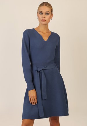 Marineblaue Strickkleid mit langen Ärmeln, V-Ausschnitt, tailliertem Schnitt und einem passenden Gürtel, der vorne gebunden ist; strukturiertes Material, ausgestellter Rock.