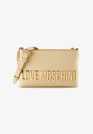 Sac bandoulière en cuir beige avec une chaîne dorée et un lettrage doré audacieux "LOVE MOSCHINO" sur le devant.