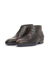 Dunkelbraune Leder-Stiefeletten mit einem strukturierten, geflochtenen Muster, runder Zehenform und Schnürverschluss. Gummisohle mit einem Akzent in Holzoptik am Absatz.