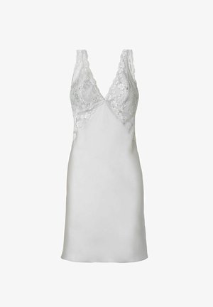 Robe nuisette en satin blanc avec un haut en dentelle et un décolleté en V. Présente de délicats détails en dentelle florale et une jupe lisse, sans texture.