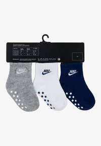 Drei Paar Babysocken: grau, weiß und marineblau. Jede Socke hat einen gerippten Bund und rutschfeste Punkte an der Sohle. Nike-Logo sichtbar.
