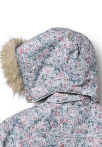 Jasnoniebieska kurtka w kwiatowy wzór z kapturem wyłożonym sztucznym futrem, ozdobiona metalicznymi zatrzaskami i gładką, wodoodporną teksturą.