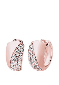 Les boucles d'oreilles créoles en or rose présentent une surface lisse et polie avec un design courbé et une rangée de pierres claires étincelantes sur un côté.