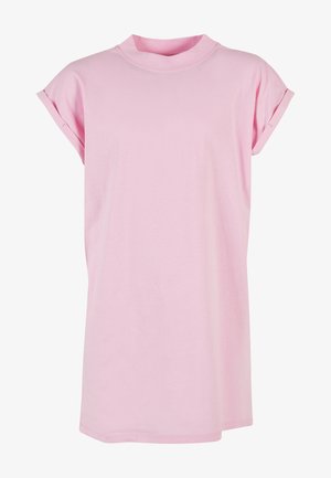 Robe T-shirt rose à manches courtes en coton doux. Caractérisée par un col montant et des revers roulés avec une coupe ample et décontractée.