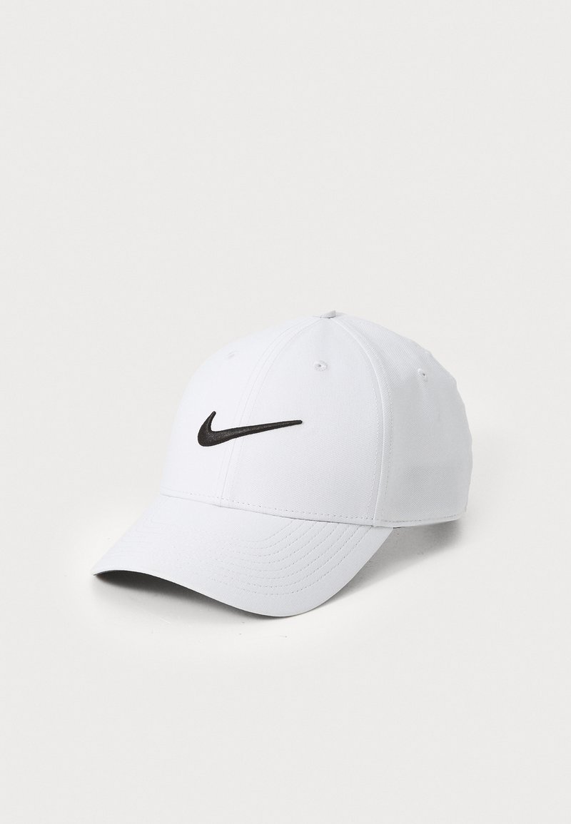 Hvid baseballkasket lavet af stof, med et sort Nike swoosh-logo foran, buet skygge og seks-panel design med syninge accenter.