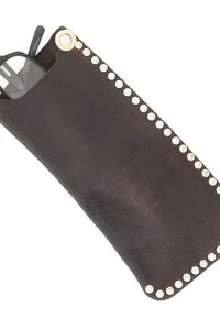 Custodia per occhiali in pelle marrone con superficie texturizzata, adornata da borchie argentate su un lato e da una nikelatura dorata nella parte superiore.