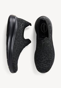 Fekete slip-on cipők texturált anyagból. Széles fazonnal rendelkezik, mintás felsőrésze sima gumi talppal. 37-es méret.