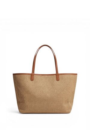 Beigenvärinen kudottu olkalaukku, jossa on ruskeat nahkahihnat ja koristeet, suorakulmainen muoto ja tilava sisäosa, esitetty valkoisella taustalla.