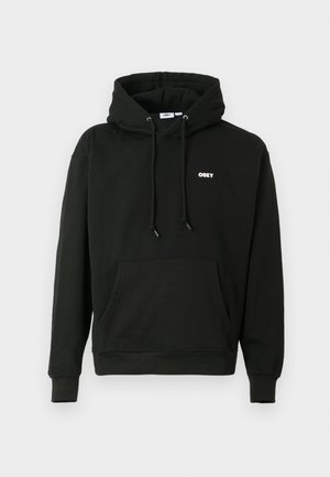 Sweatshirt preto com um bolso canguru frontal, capuz ajustável com cordão e um pequeno logotipo branco "OBEY" no peito. Tecido macio.