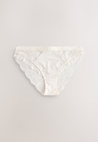 Lenjerie intimă pentru femei, stil bikini, din dantelă albă cu panouri din dantelă florală și față din material neted pe un fundal neutru.
