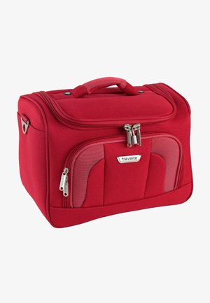 Roter Reisezubehörbeutel mit Handgriff oben, vorderer Reißverschlusstasche und silbernem "travelite"-Logo.