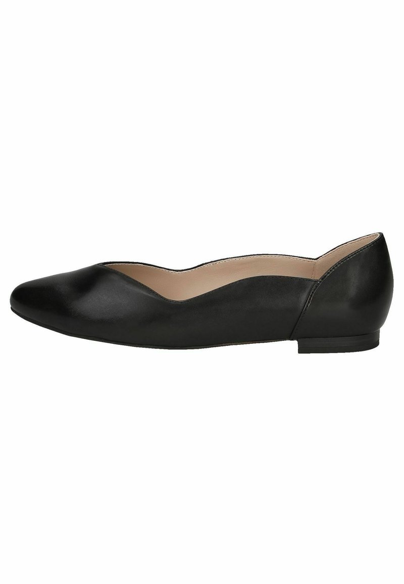 Chaussure plate en cuir noir avec bord festonné, bout pointu, petit talon et doublure intérieure beige, vue de côté.