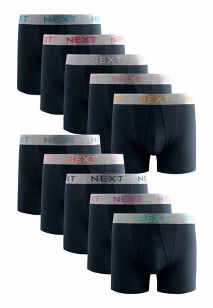 Set med tio marinblå kalsonger med elastiska midjeband i olika färger: blå, rosa och gul, med "NEXT"-logotypen tryckt på varje.
