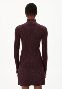 Burgunderfarbendes, geripptes Strickkleid mit hohem Kragen, enganliegenden langen Ärmeln und einer strukturierten Optik mit bunten Sprenkeln.