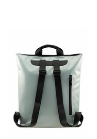 Sac à dos gris clair, fabriqué en matériau durable. Présente des bretelles noires et une poche zippée, avec une conception structurée et rectangulaire.