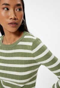 Grün-weißer gestreifter Rippstrickpullover mit Rundhalsausschnitt und strukturiertem Stoff, der horizontale Streifen und schmale Ärmel präsentiert.