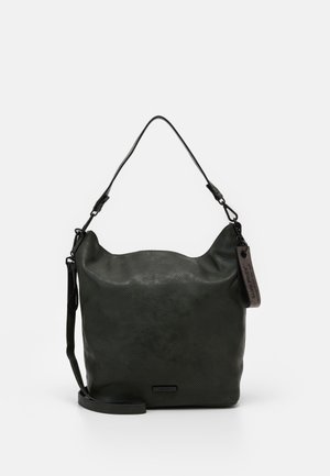 Sac à bandoulière en cuir noir texturé avec une poignée supérieure, une sangle plus longue détachable et une étiquette de marque visible suspendue sur le côté.