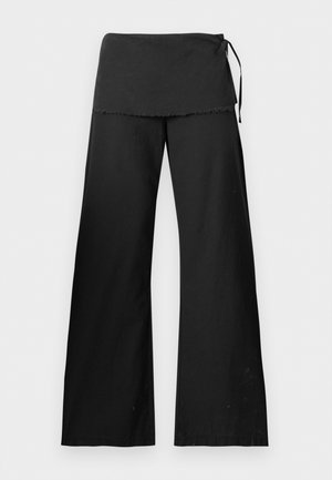 Μαύροι εγκυμοσύνης παντελόνα με φαρδύ πόδι, διαθέτουν διπλωμένη ρυθμιζόμενη μέση και διακοσμητικό κορδόνι στο πλάι, εκτεθειμένοι επίπεδα σε ανοιχτό φόντο.