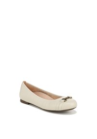 Beige leren ballerina's met een ronde neus, kleine hak en decoratieve hardware-accent bovenop, met een gladde textuur.