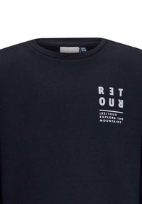 Zwarte katoenen sweatshirt met ronde hals, voorzien van witte bedrukte tekst: "(RE)TOUR EXPLORE THE MOUNTAINS" en gestileerde letters.