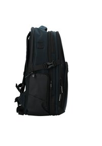 Zaino nero con una forma elegante e curvilinea, numerosi zip, spallacci regolabili e una miscela di tessuti con superfici opache e texture.