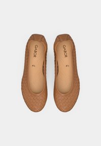 Ταμπά πλεκτές δερμάτινες μπαλαρίνες με στρογγυλεμένες μύτες, επενδυμένες εσωτερικές σόλες και λεία, υφή φινιρίσματος. Το λογότυπο GABOR διακρίνεται εσωτερικά. Μέγεθος 4,5.