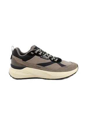 Scarpa sportiva marrone e nera realizzata in suede e rete con una suola ammortizzata, dotata di punta rinforzata e retro testurizzato per maggiore stabilità.