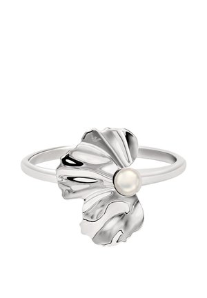 Sølvring formet som en blomst med bølgede kronbladsdesigns, med en central perleaccent og en glat, poleret finish.