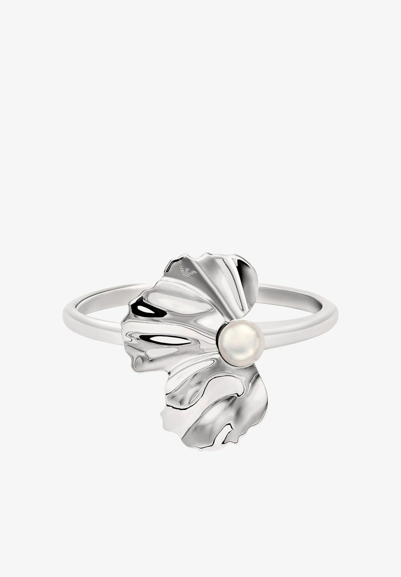 Bague en argent en forme de fleur avec des pétales ondulés, ornée d'un accent central en perle et une finition lisse et polie.