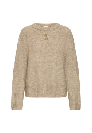 Pull en tricot beige avec un col rond, des poignets et un ourlet côtelés, présentant un patch logo texturé au centre devant. Matière douce et légère.