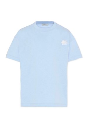 Camiseta de manga corta azul claro con cuello redondo y un pequeño logo blanco de un caballo alado en el pecho izquierdo.