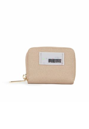 Beige textuur ritsportemonnee met een doorzichtige label waarop "RENEW VITA" in het zwart staat. Gouden hardware en slank profiel.