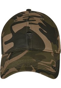 Kamuflasje caps med buet brem, laget av teksturert stoff i grønne og brune nyanser, med et brodert logo på forsiden.