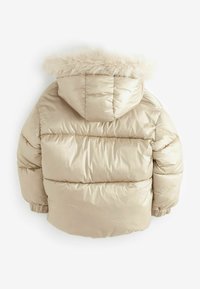 Veste matelassée beige avec capuche bordée de fourrure claire, vue de dos, présentant des sections matelassées et des poignets élastiques.