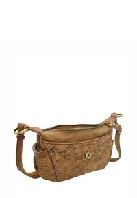 Sac en cuir tressé marron avec un dessus lisse, fermeture éclair et bandoulière réglable. Présente une accent en bouton et un motif texturé.