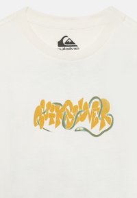 Witte katoenen T-shirt met een ronde hals en een kleurrijke grafische print met de tekst "Quiksilver" in geel en groen, met slangaccenten.