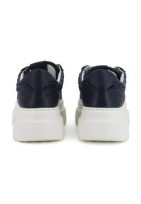 Sneakers sintetici blu navy con un accento tessuto testurizzato, dotati di una suola bianca spessa e un collo imbottito per il comfort.