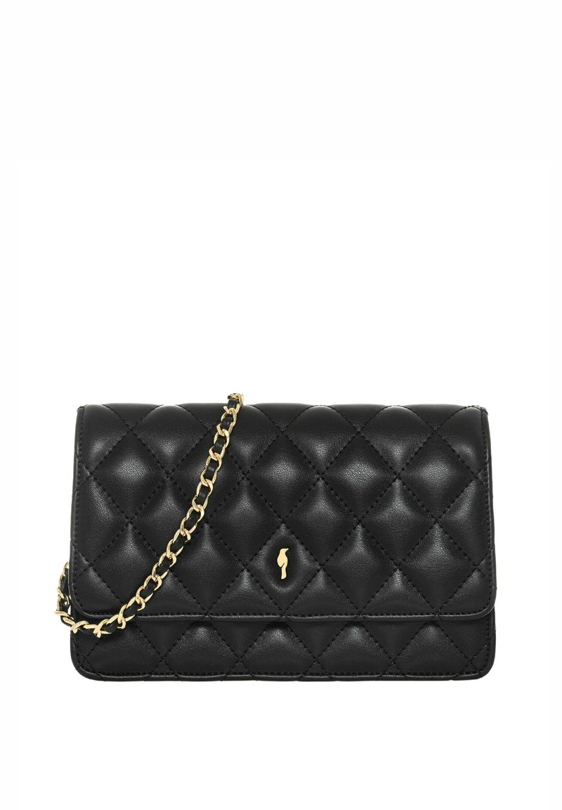 Czarna pikowana torebka wykonana ze skóry, z złotym łańcuszkiem i klapką zamykaną na mały detal z logo na środku.