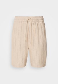 Short beige mi-genou avec fines rayures verticales, taille élastique et fermeture par cordon.