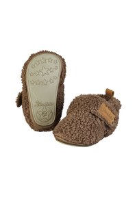Braune Fleece-Hausschuhe mit strukturiertem Äußeren, ausgestattet mit einem Klettverschluss und einer gummierten Sohle mit Muster, die mit Sternen geprägt ist.