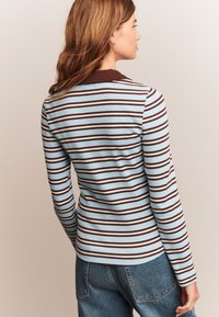 Langarmshirt met lichtblauwe en donkerbruine strepen, voorzien van een bruine kraag, een geribbelde textuur en een aansluitend model.