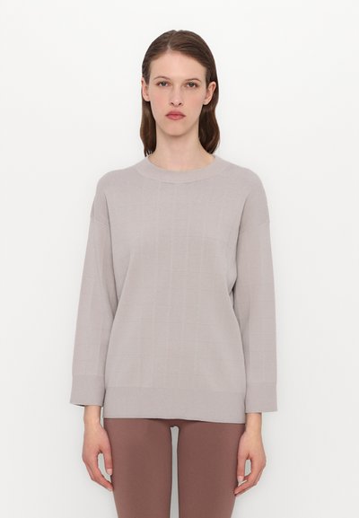 Pulover gri deschis cu un model texturat în grilă, decolteu rotund și mâneci 3/4, fabricat dintr-un material tricotat moale, cu o croială ușor supradimensionată.