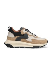 Tan, crème en zwarte sneaker met een mix van suede en textuurmaterialen, een dikke witte tussenzool en een zwarte rubberen buitenzool.