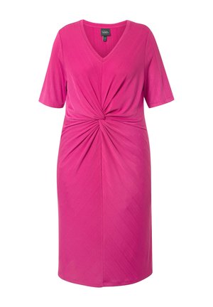 Fuchsia-Kleid mit V-Ausschnitt, kurzen Ärmeln und einem verdrehten Frontdetail. Aus glattem Stoff mit leichtem Glanz. Oberhalb des Knies.