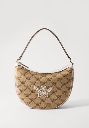 Sac à épaule beige avec un motif logo marron, des accents blancs et une forme incurvée. Il dispose d'une sangle marron et d'une fermeture éclair.