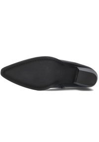 Schwarze Leder-Sohle des Schuhs mit spitzem Shape, glatter Textur und gestickten Details entlang der Kante. Minimalistisches Design ohne Verzierungen.
