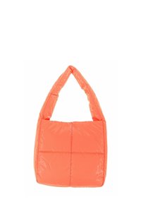 Sac à main corail matelassé de forme carrée avec poignée rembourrée et texture de tissu lisse et brillant sur fond blanc.